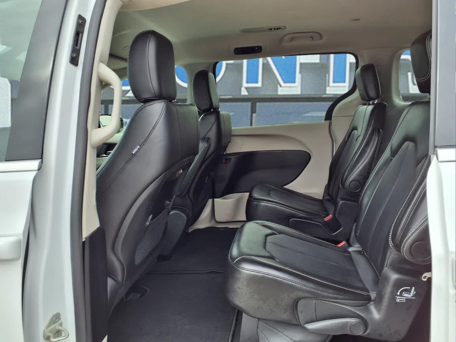 Used 2024 Chrysler Pacifica Touring-L FWD image 12