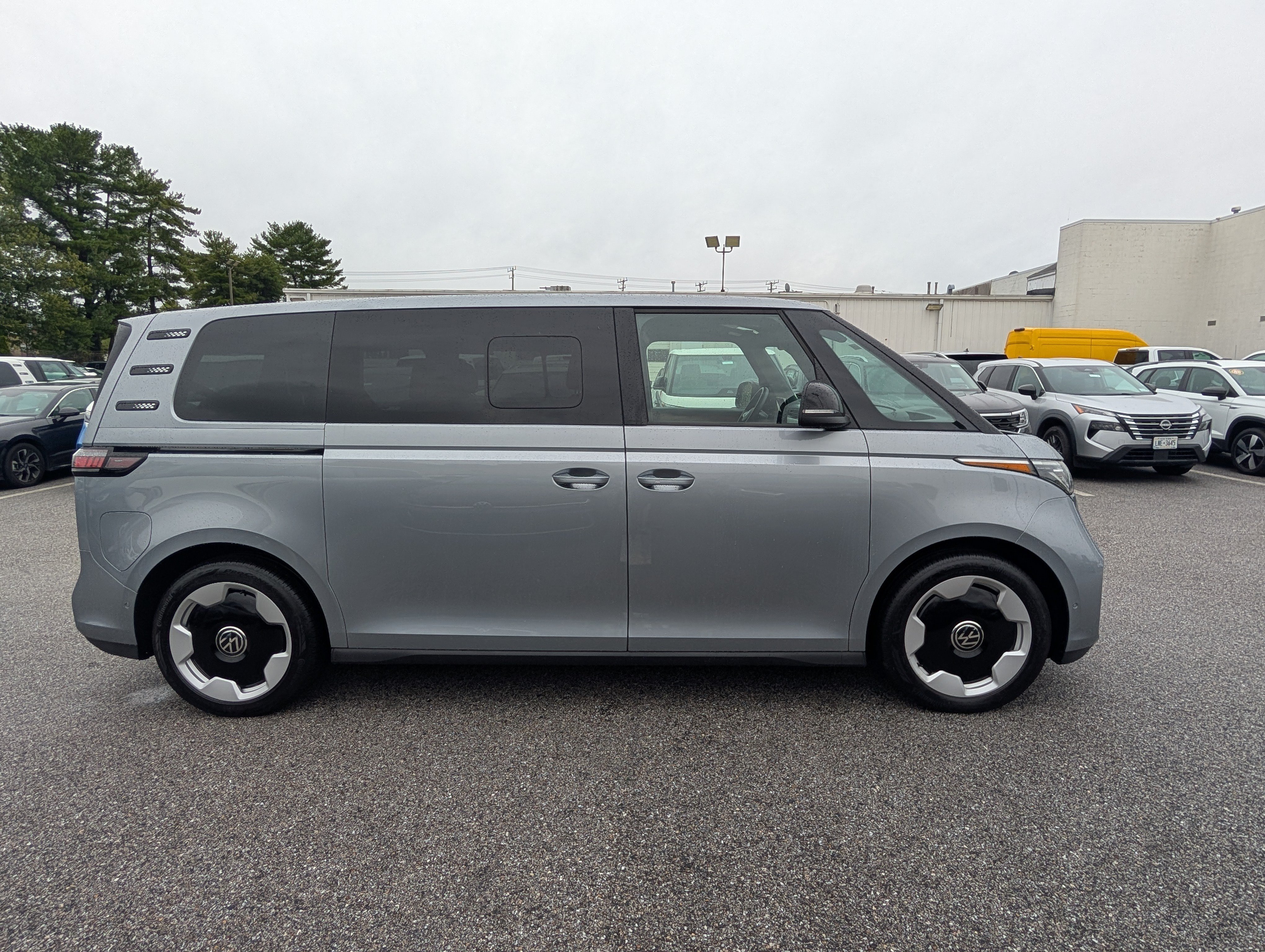 Used 2025 Volkswagen ID. Buzz Pro S Plus AWD/4WD image 3