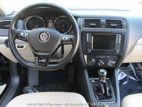 Used 2017 Volkswagen Jetta SE image 19