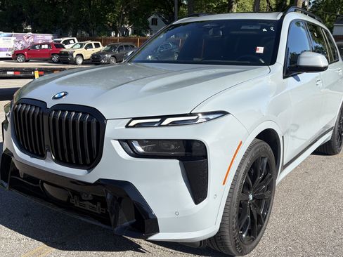 Used 2025 BMW X7 xDrive40i w/ M Sport Package AWD/4WD image 5