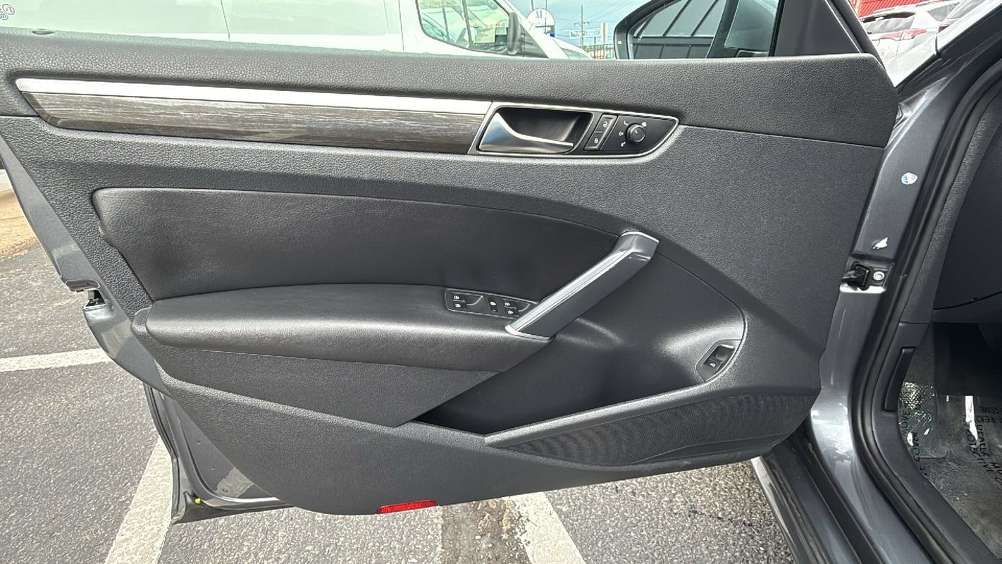 Used 2018 Volkswagen Passat 2.0T SE FWD image 9