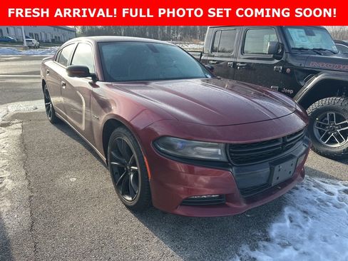 Used 2018 Dodge Charger SXT w/ Blacktop Package image 2