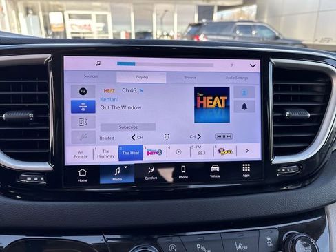 Used 2024 Chrysler Pacifica Touring-L image 12