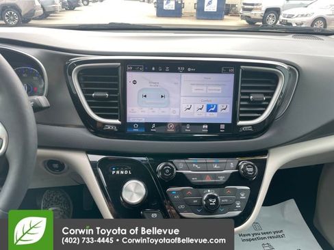 Used 2024 Chrysler Pacifica Touring-L FWD image 11