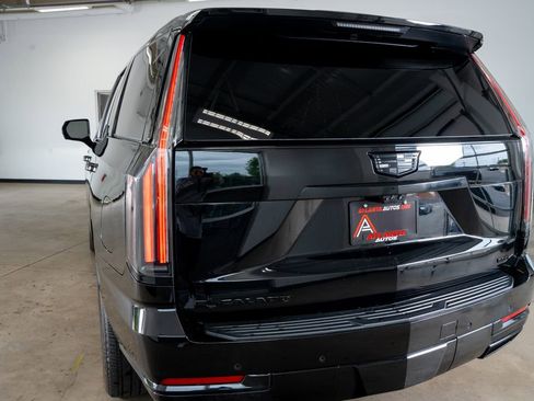 Used 2025 Cadillac Escalade Premium Luxury w/ LPO, Floor Liner Package RWD image 18