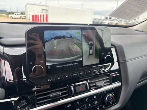 Used 2025 Nissan Pathfinder SL AWD/4WD image 28