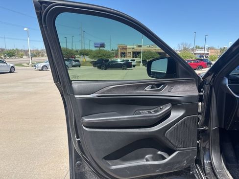 Used 2024 Jeep Grand Cherokee Limited image 9