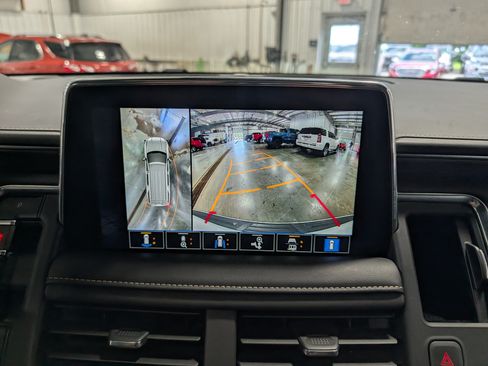 Used 2024 GMC Yukon SLT w/ SLT Luxury Package AWD/4WD image 18