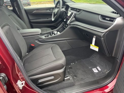 New 2025 Jeep Grand Cherokee L Laredo image 11