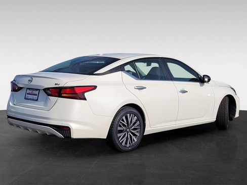 Used 2024 Nissan Altima 2.5 SV image 4