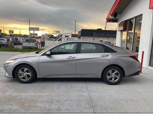 Used 2021 Hyundai Elantra SE FWD image 2