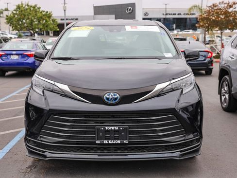 Certified 2024 Toyota Sienna LE FWD image 17
