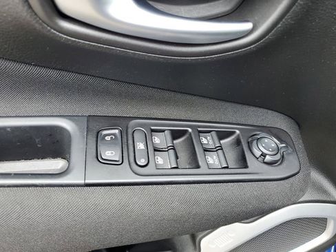 Used 2021 Jeep Renegade Latitude image 18