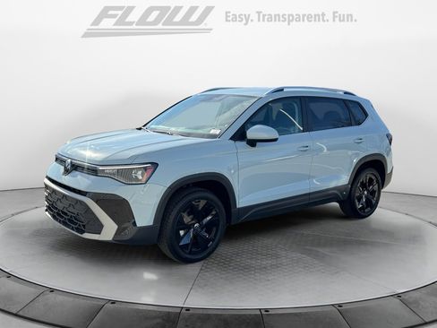 New 2026 Volkswagen Taos SE image 3