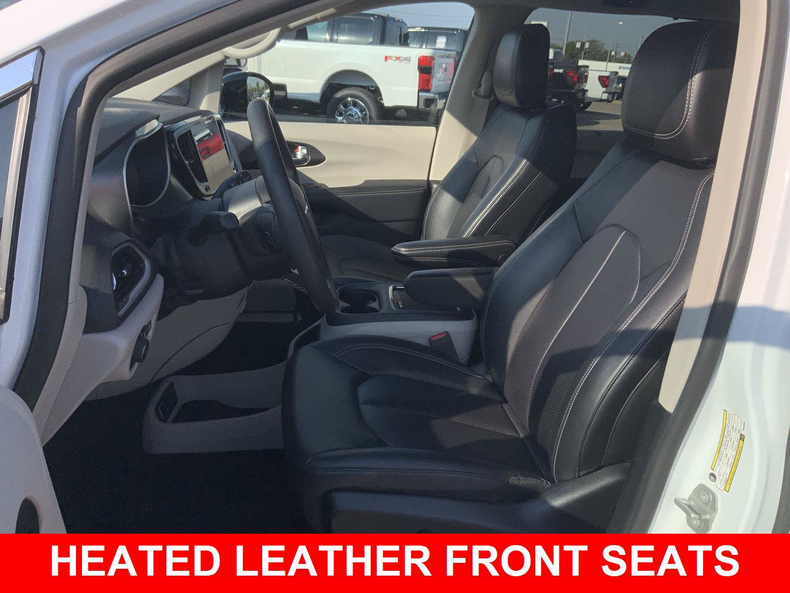 Used 2024 Chrysler Pacifica Touring-L FWD image 5