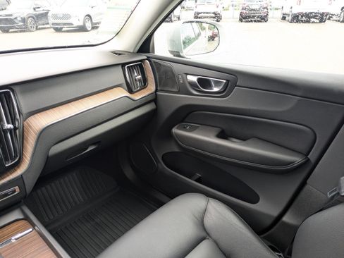 Used 2022 Volvo XC60 B5 Momentum w/ Climate Package image 18