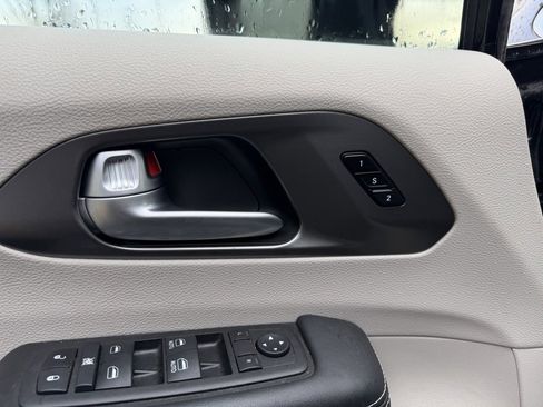 Used 2024 Chrysler Pacifica Touring-L image 12