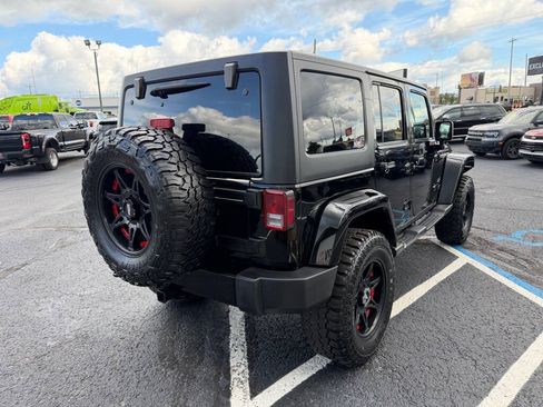 Used 2017 Jeep Wrangler Unlimited Sahara AWD/4WD image 5