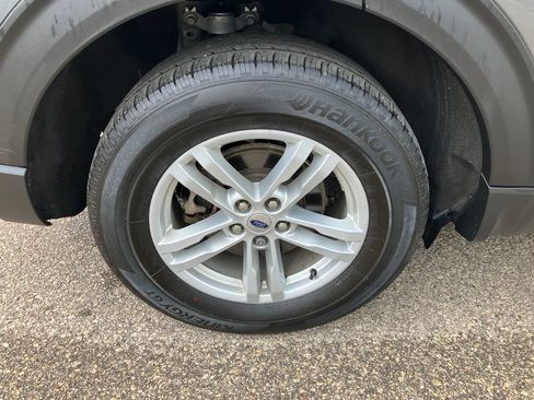 Used 2024 Ford Explorer XLT w/ Equipment Group 202A AWD/4WD image 21