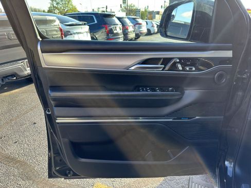 Used 2023 Jeep Grand Wagoneer Series II AWD/4WD image 18