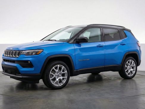 Used 2025 Jeep Compass Limited AWD/4WD image 3