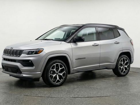 Used 2025 Jeep Compass Limited AWD/4WD image 3