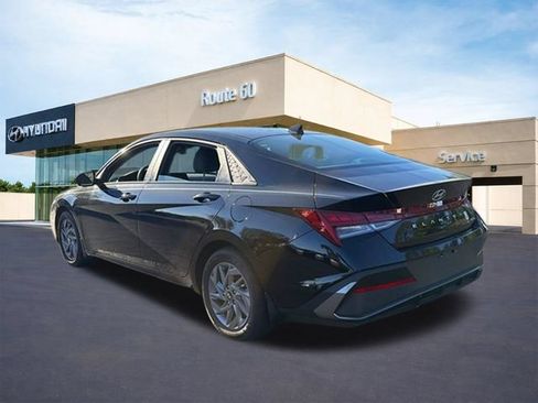 Used 2025 Hyundai Elantra Hybrid FWD image 5