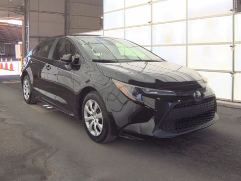 Used 2021 Toyota Corolla LE FWD image 2