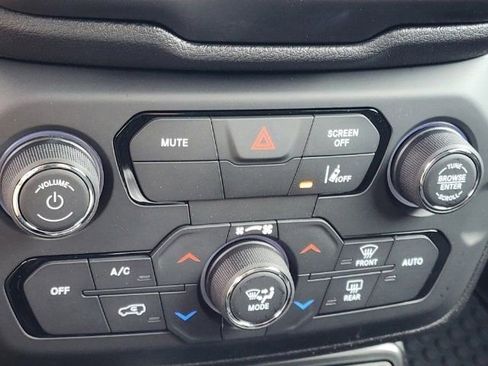 Used 2023 Jeep Renegade Latitude w/ Premium Group image 32