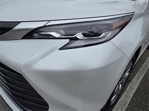 Used 2023 Toyota Sienna Platinum image 10