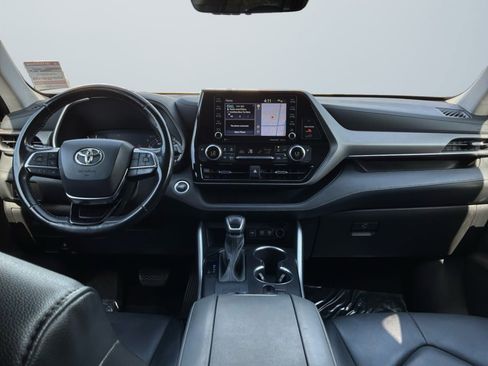 Used 2021 Toyota Highlander XLE FWD image 10