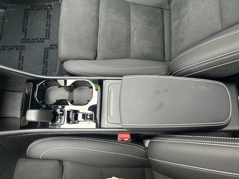 Certified 2025 Volvo XC40 B5 Plus AWD/4WD image 27