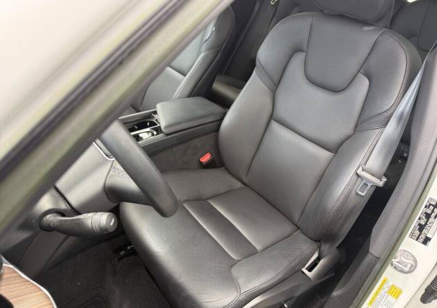 Used 2023 Volvo XC60 B5 Plus w/ Climate Package FWD image 2