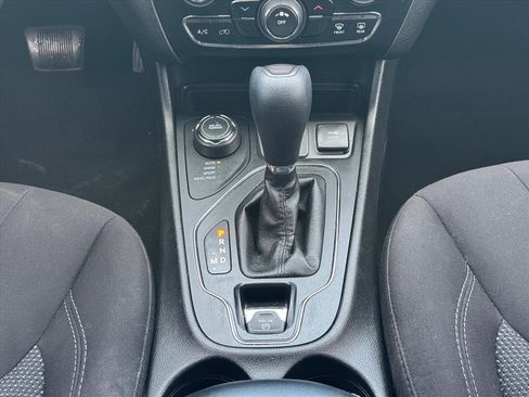 Used 2019 Jeep Cherokee Latitude w/ Cold Weather Group image 17