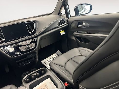 New 2026 Chrysler Pacifica Select image 11