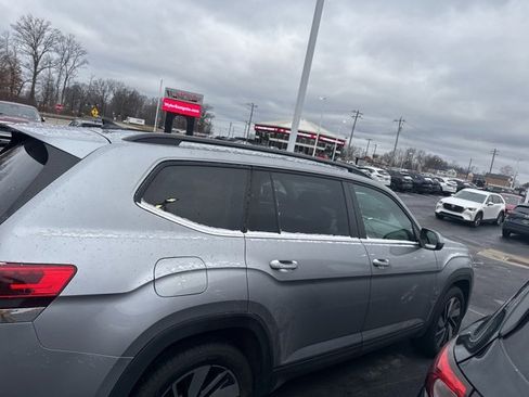 Used 2025 Volkswagen Atlas SE image 2