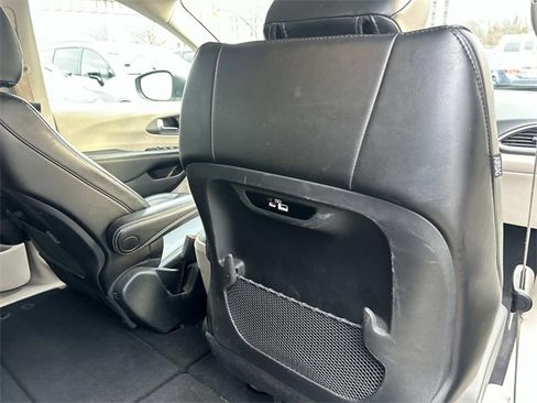 Certified 2023 Chrysler Pacifica Touring-L image 11