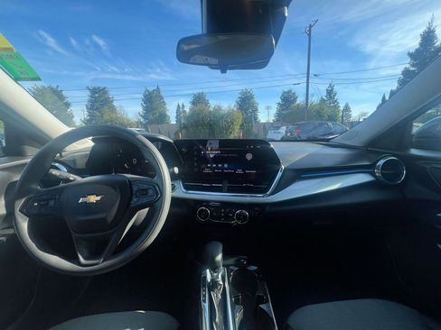 Used 2025 Chevrolet Trax LT image 33