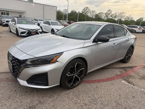 Used 2023 Nissan Altima 2.5 SR w/ SR Premium Package image 1