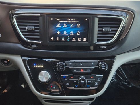 Used 2019 Chrysler Pacifica Touring-L FWD image 31