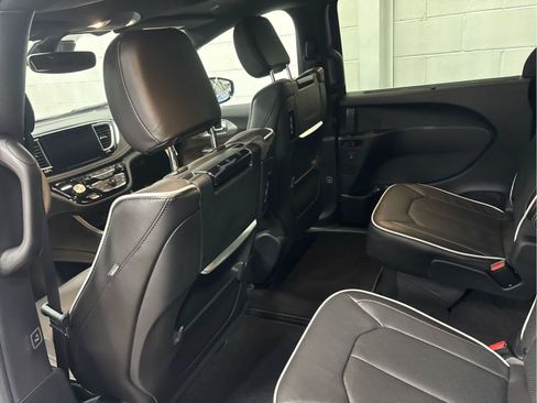 New 2026 Chrysler Pacifica Limited w/ Uconnect Theater Family Group FWD image 37