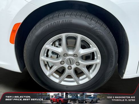 Used 2023 Chrysler Pacifica Touring-L FWD image 21