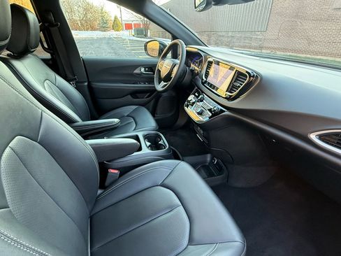 Used 2025 Chrysler Pacifica Select image 11