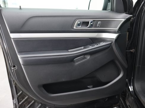 Used 2017 Ford Explorer XLT w/ Equipment Group 202A AWD/4WD image 41