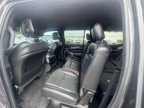Used 2022 Jeep Wagoneer Series I w/ Premium Group I AWD/4WD image 9