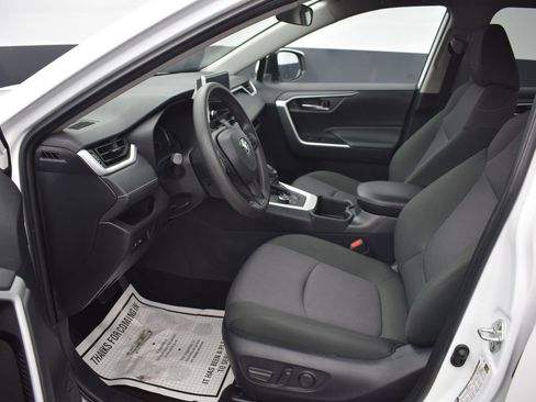 Used 2025 Toyota RAV4 XLE AWD/4WD image 13