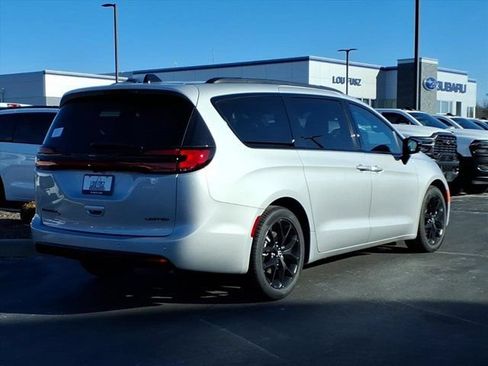 New 2026 Chrysler Pacifica Limited w/ S Appearance Package FWD image 18
