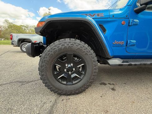 Used 2023 Jeep Gladiator Mojave w/ LED Lighting Group AWD/4WD image 12