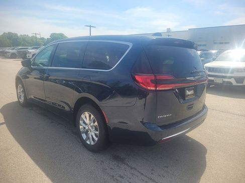 Used 2023 Chrysler Pacifica Touring-L AWD/4WD image 4