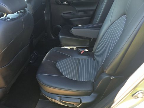 Used 2025 Toyota Highlander XSE image 5